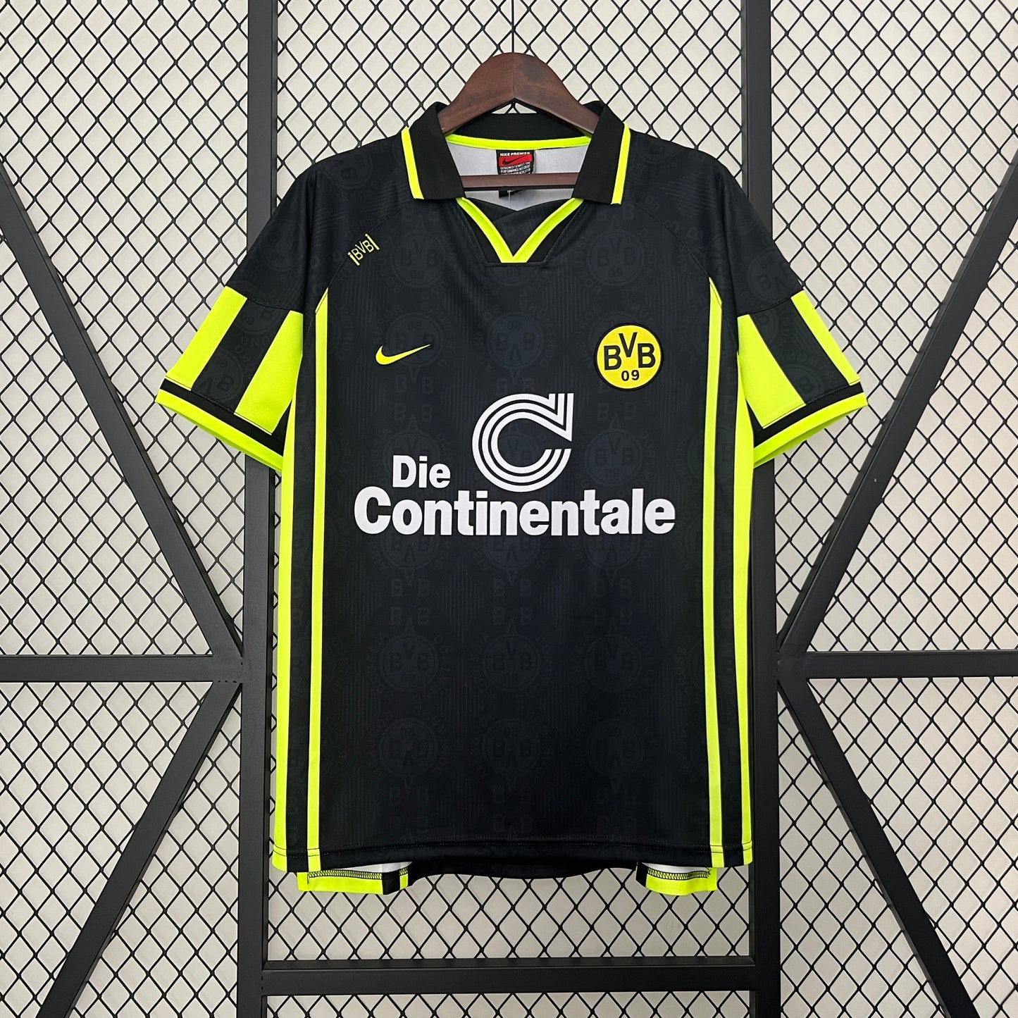 Borussia Dortmund “Die Continentale” 1996–97 — Camiseta away Nike negra (detalles flúor)
