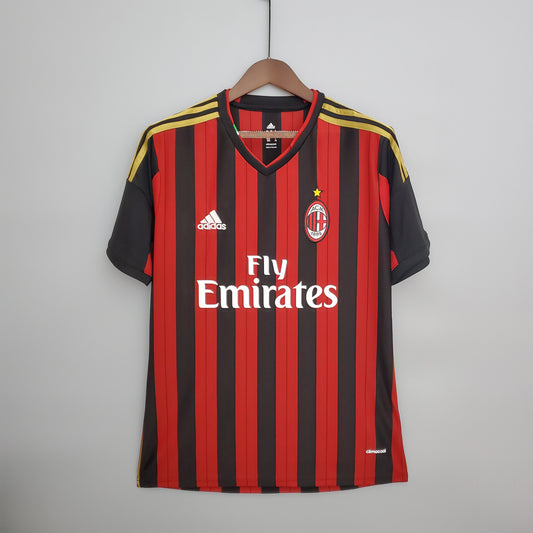 AC Milan “Fly Emirates” 2013–14 — Camiseta home Adidas rossonera (3 bandas doradas)