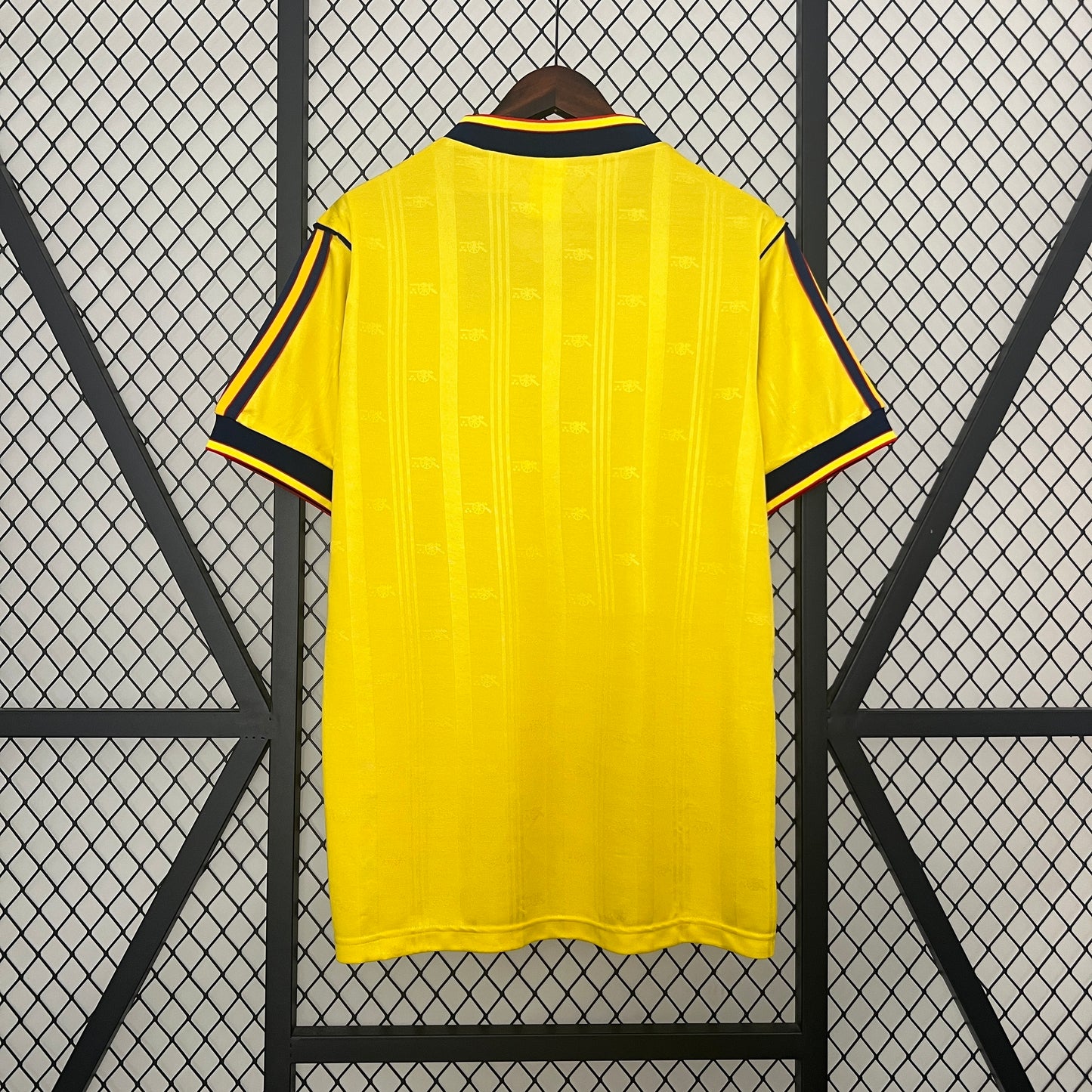 Arsenal “JVC” 1986–88 — Camiseta away Adidas amarilla (tres bandas)