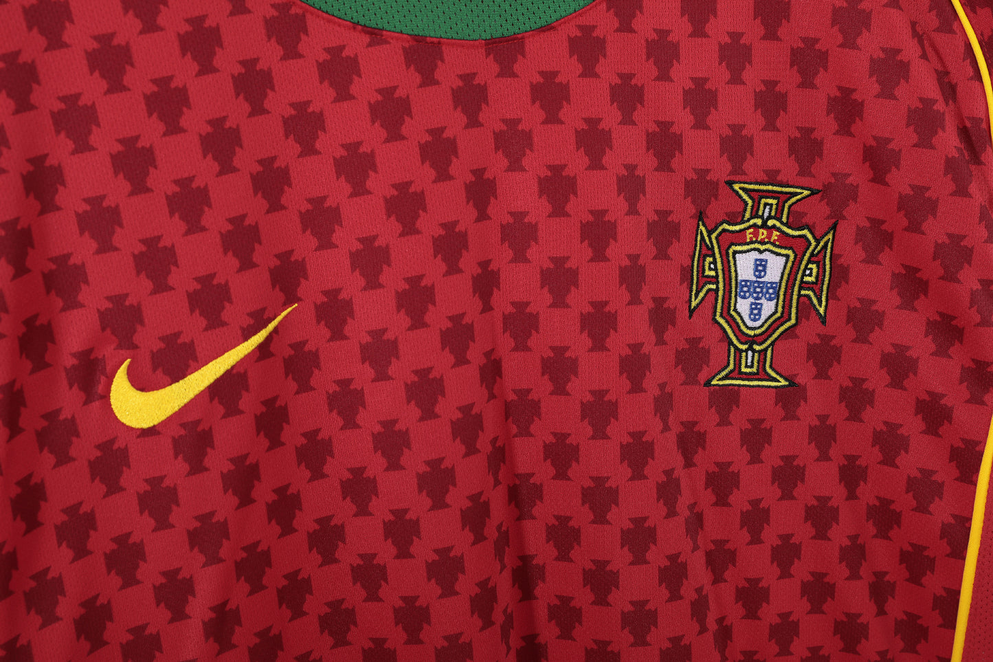 Camiseta Portugal Nike Home 2004–2006 (Total 90) – Roja con cuello verde (Dri-FIT)
