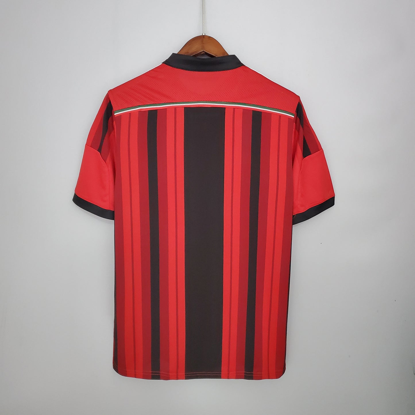 AC Milan Home 2014/15 “Fly Emirates” – adidas (Cruz de Milán)