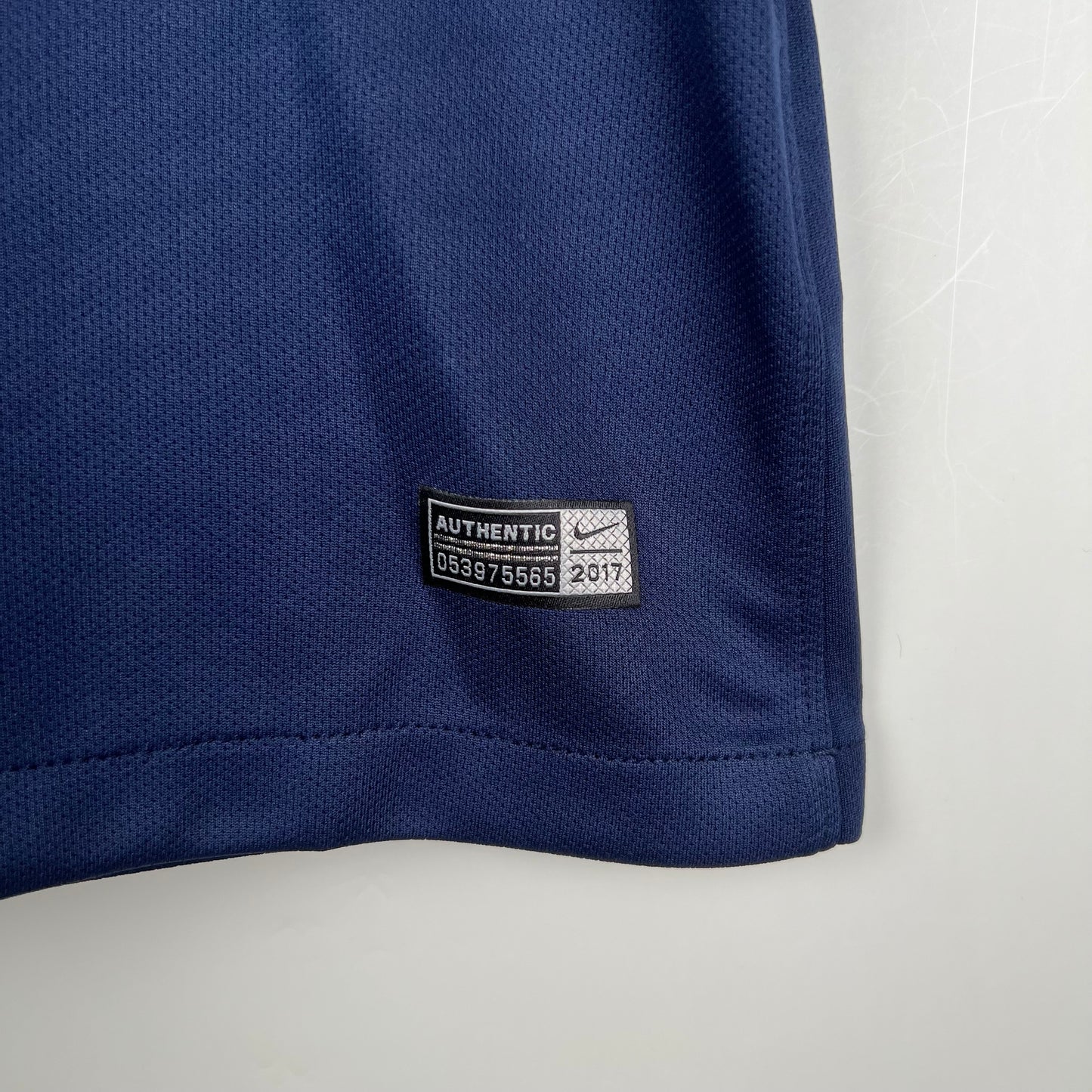 PSG “Fly Emirates” 2016–17 — Camiseta home Nike azul marino (mangas burdeos)