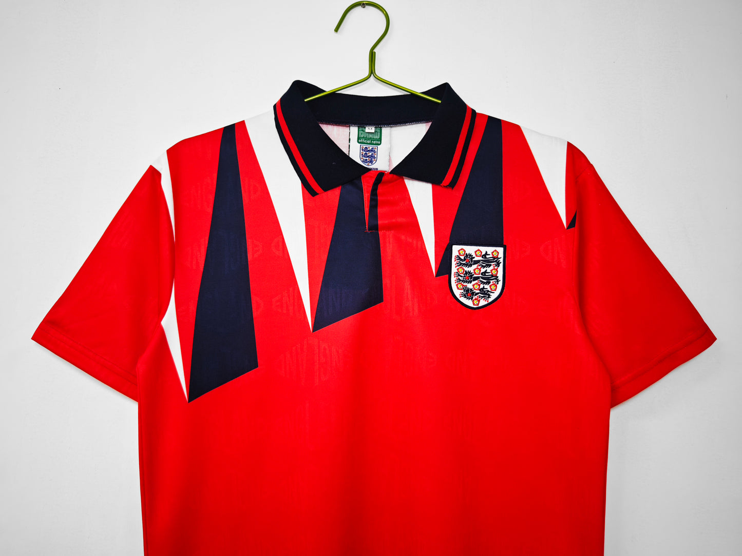 Camiseta Inglaterra Score Draw Retro – Away 1990–1992 | Roja con picos marino/blanco y cuello polo