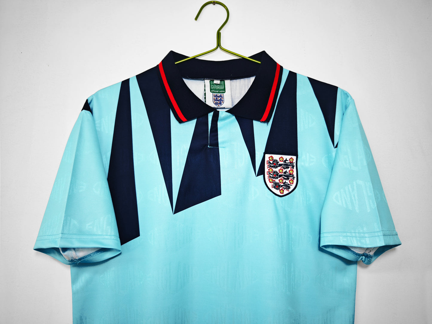 Camiseta Inglaterra Score Draw Retro – Third 1990–1992 “Ice Blue” | Celeste/Marino con cuello polo