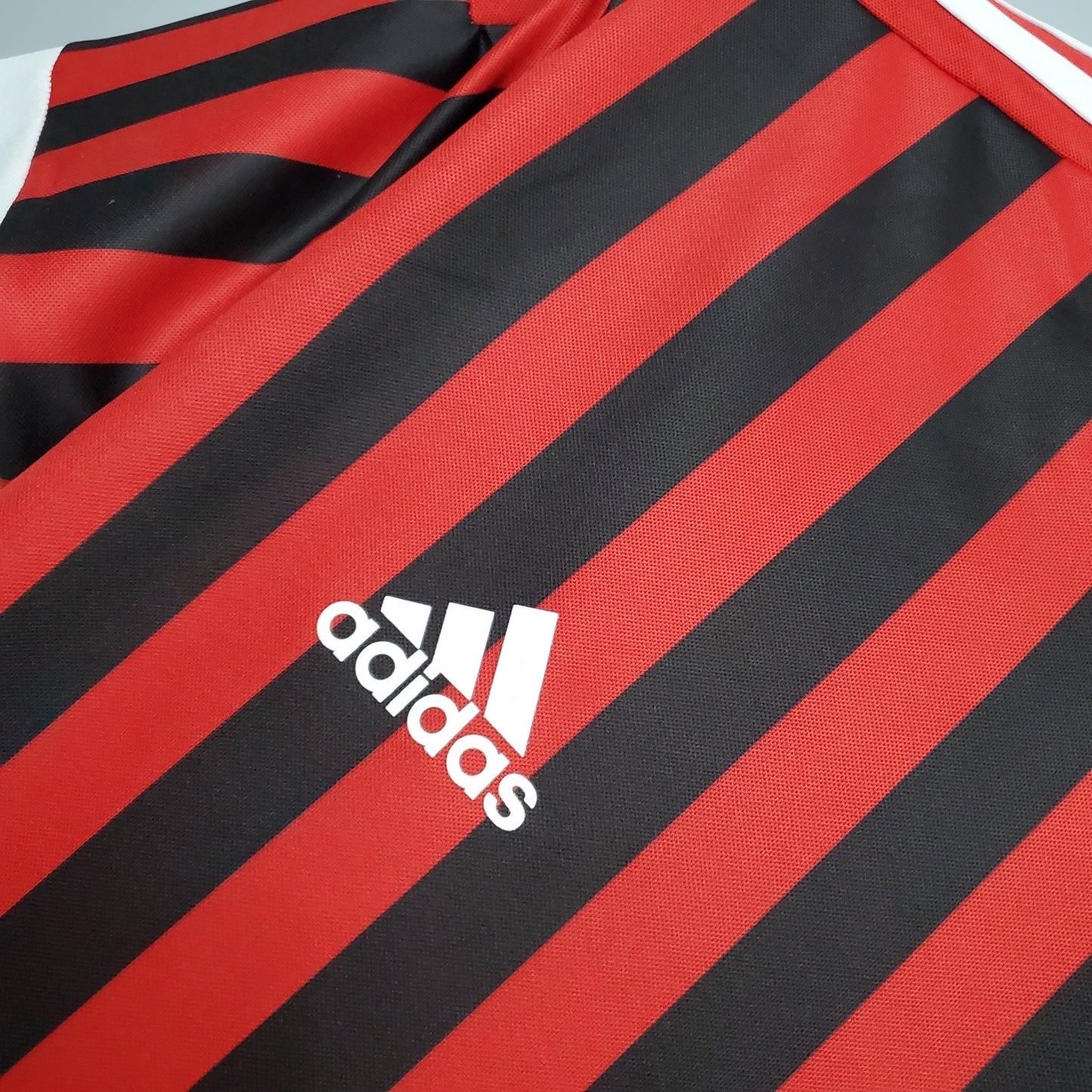 AC Milan “Fly Emirates” 2012–13 — Camiseta home Adidas rossonera (cuello blanco)