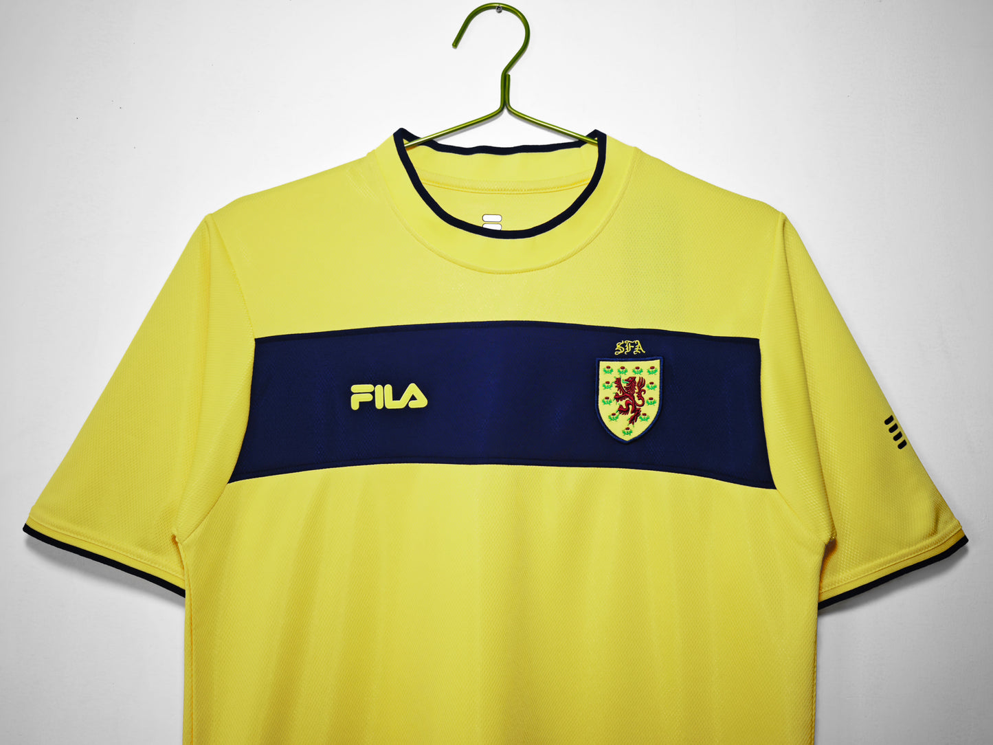 Camiseta Escocia Fila Visitante 2002–2003 – Amarilla con banda azul marino