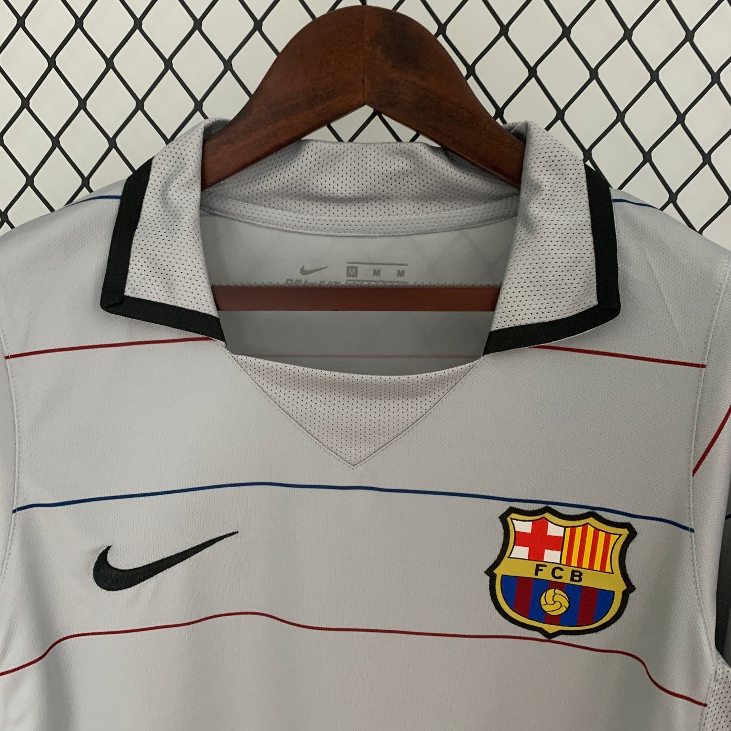 FC Barcelona 2003–04 — Camiseta away Nike gris con líneas blaugranas
