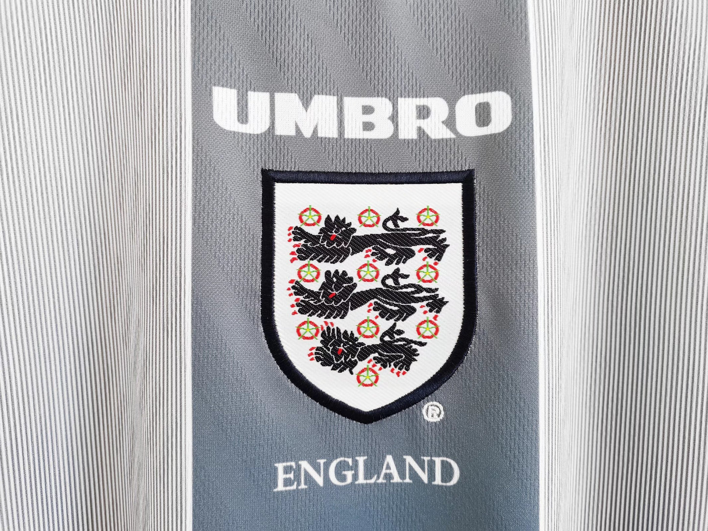 Camiseta Inglaterra 1999–00 Training Gris/Azul – Umbro (Era Euro 2000, Beckham & Owen)