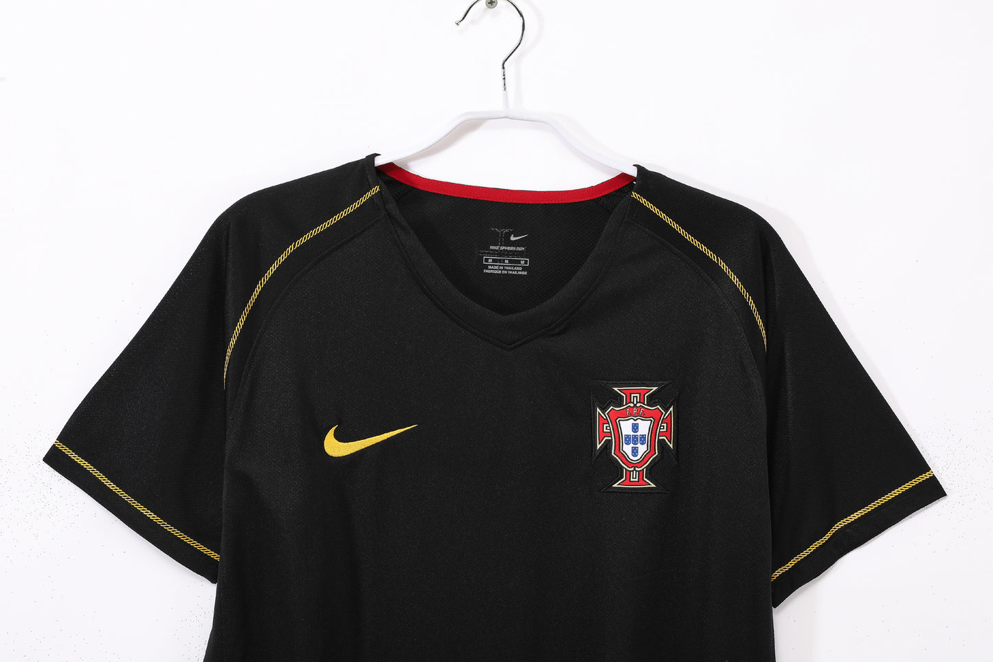 Camiseta Portugal Nike Tercera 2004–2006 – Negra con detalles dorados (Dri-FIT)