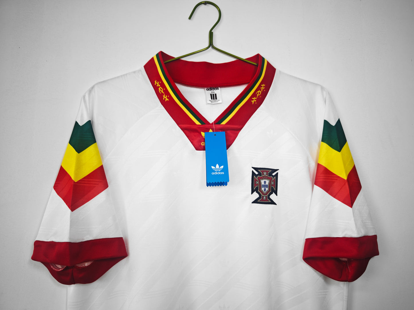 Camiseta Portugal Adidas Away 1992–94 – Blanca con franjas tricolor en mangas (era Rui Costa/Figo)
