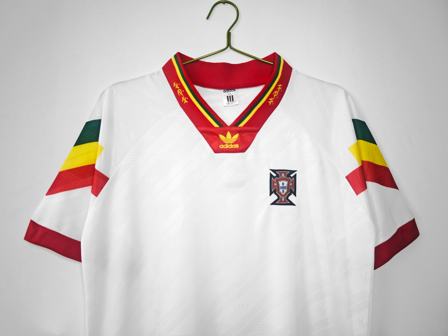 Camiseta Portugal Adidas Away 1992–94 – Blanca con franjas tricolor en mangas (era Rui Costa/Figo)