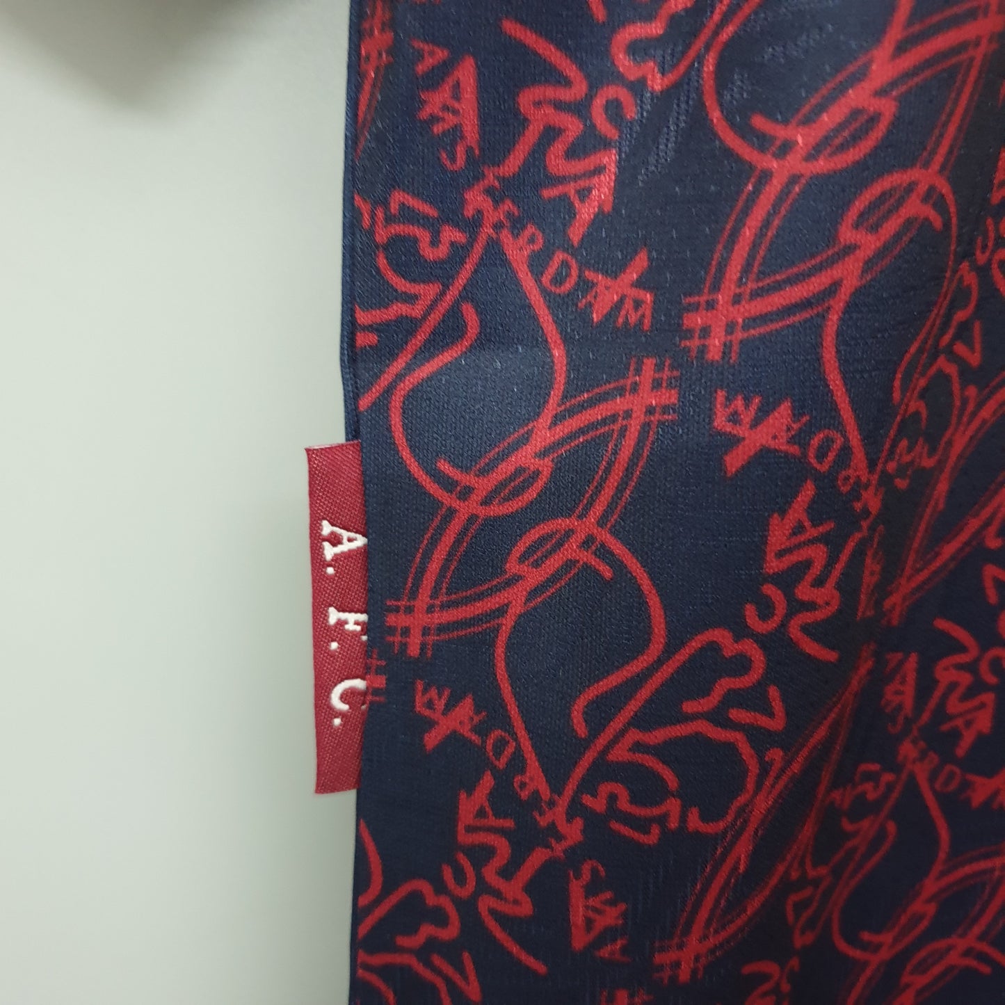 Ajax “ABN-AMRO” 1994–96 — Camiseta away Umbro azul marino (patrón rojo)