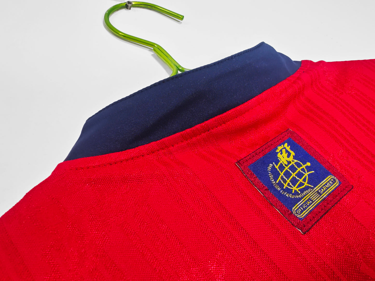 Camiseta España adidas Local 1994–1996 (USA ’94) – Roja con franja bandera y cuello henley