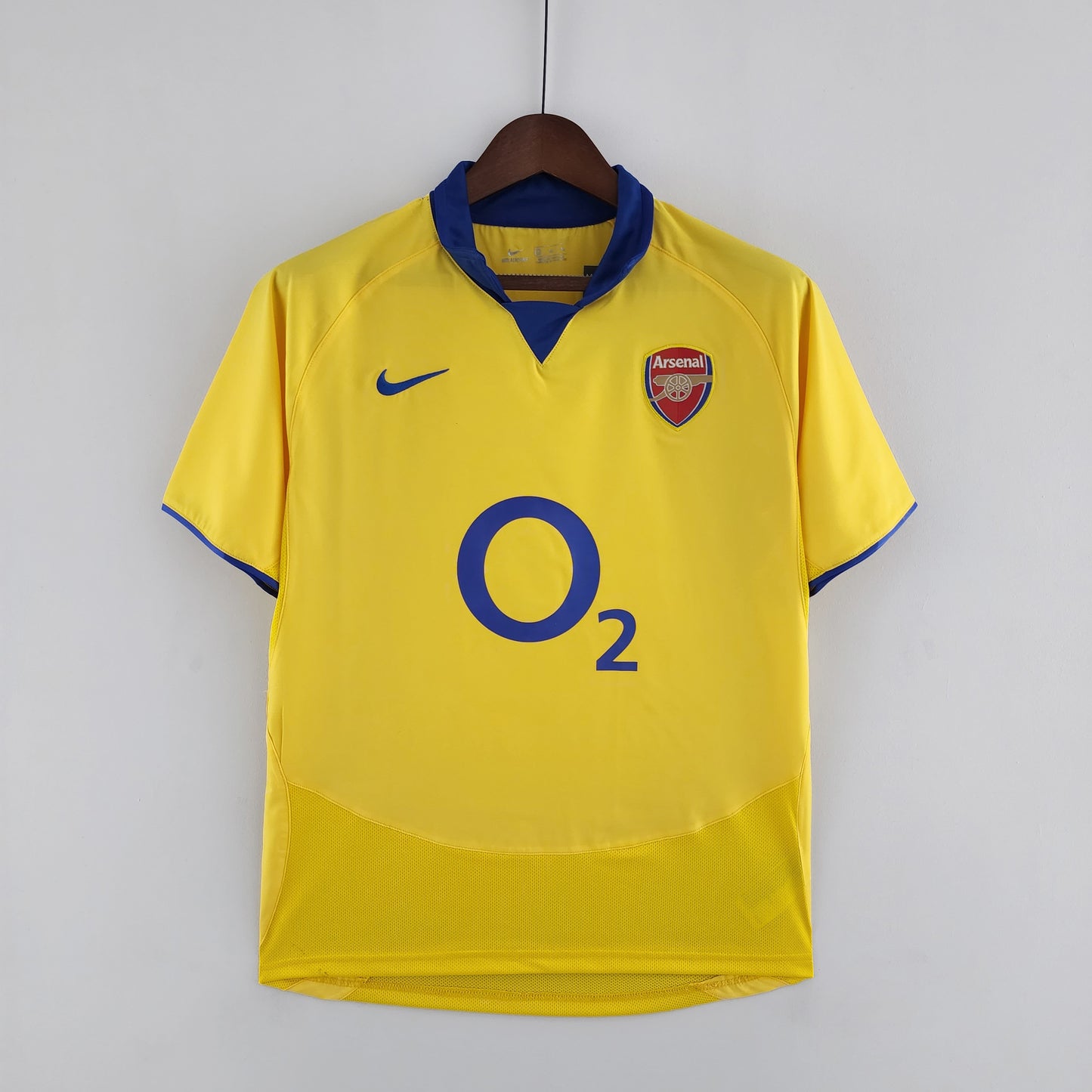 Arsenal “O2” 2004–05 — Camiseta away Nike amarilla (cuello azul)