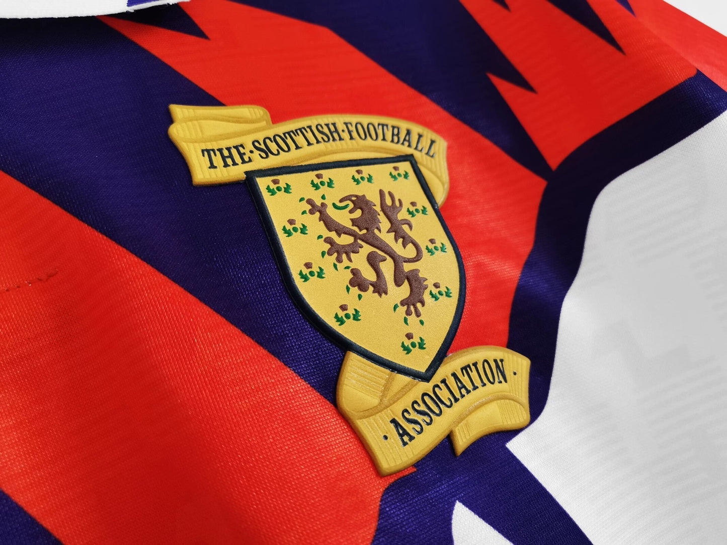 Camiseta Escocia Umbro Away 1991–1993 (Euro ’92 era) – Blanca con gráfico rojo/marino y cuello polo