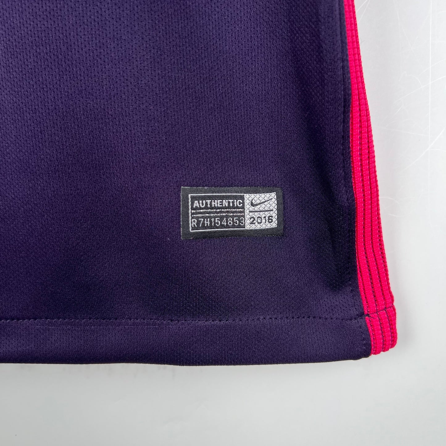 FC Barcelona “Qatar Airways” 2016–17 — Camiseta away Nike morada/negra (detalles fucsia)