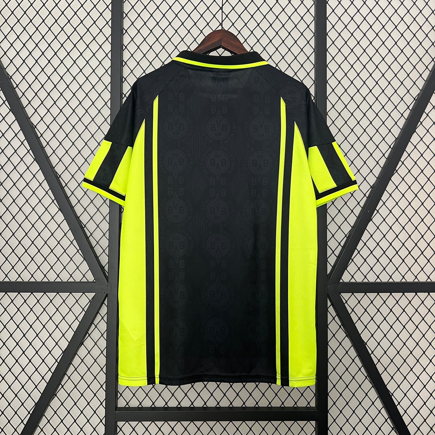 Borussia Dortmund “Die Continentale” 1996–97 — Camiseta away Nike negra (detalles flúor)