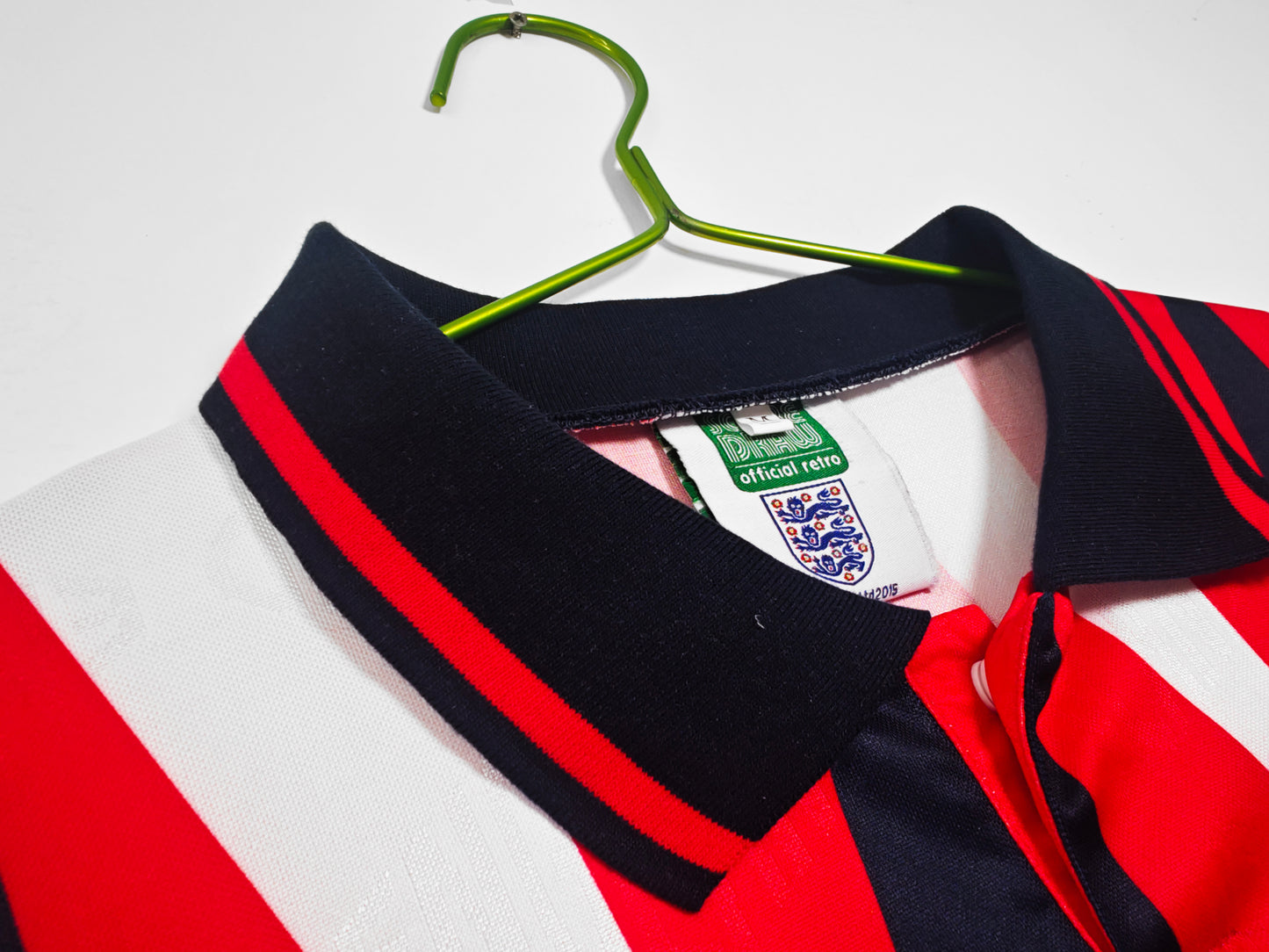 Camiseta Inglaterra Score Draw Retro – Away 1990–1992 | Roja con picos marino/blanco y cuello polo