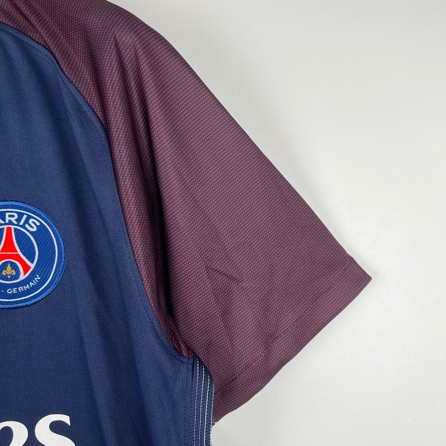 PSG “Fly Emirates” 2016–17 — Camiseta home Nike azul marino (mangas burdeos)