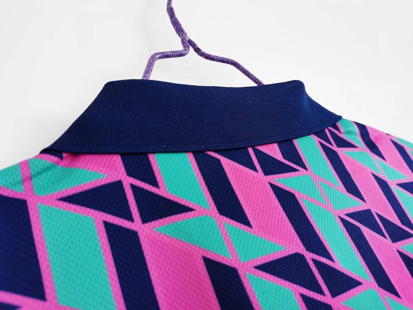 Escocia Umbro — Third 1991-93 | patrón geométrico morado/verde y cuello polo marino