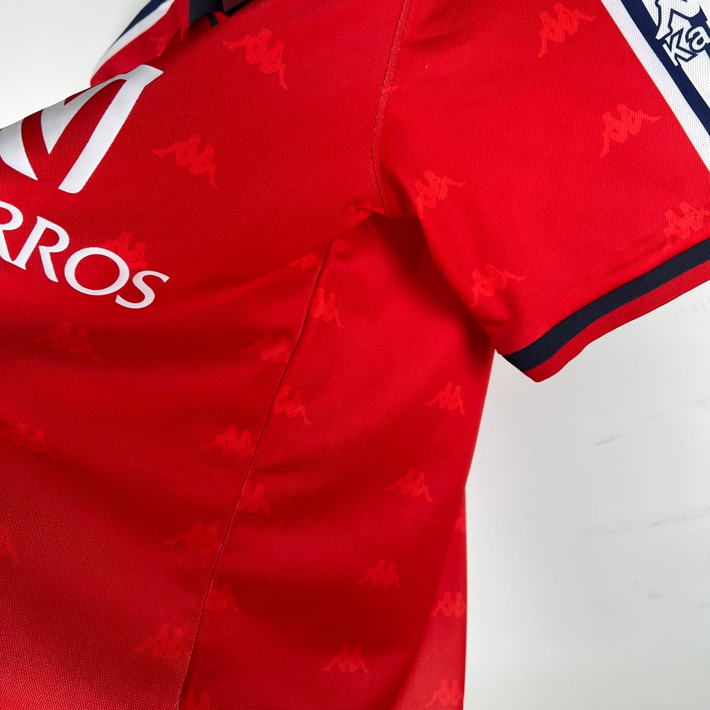 CA Osasuna “CAN” 1995–97 — Camiseta home Kappa roja (cinta Omini)