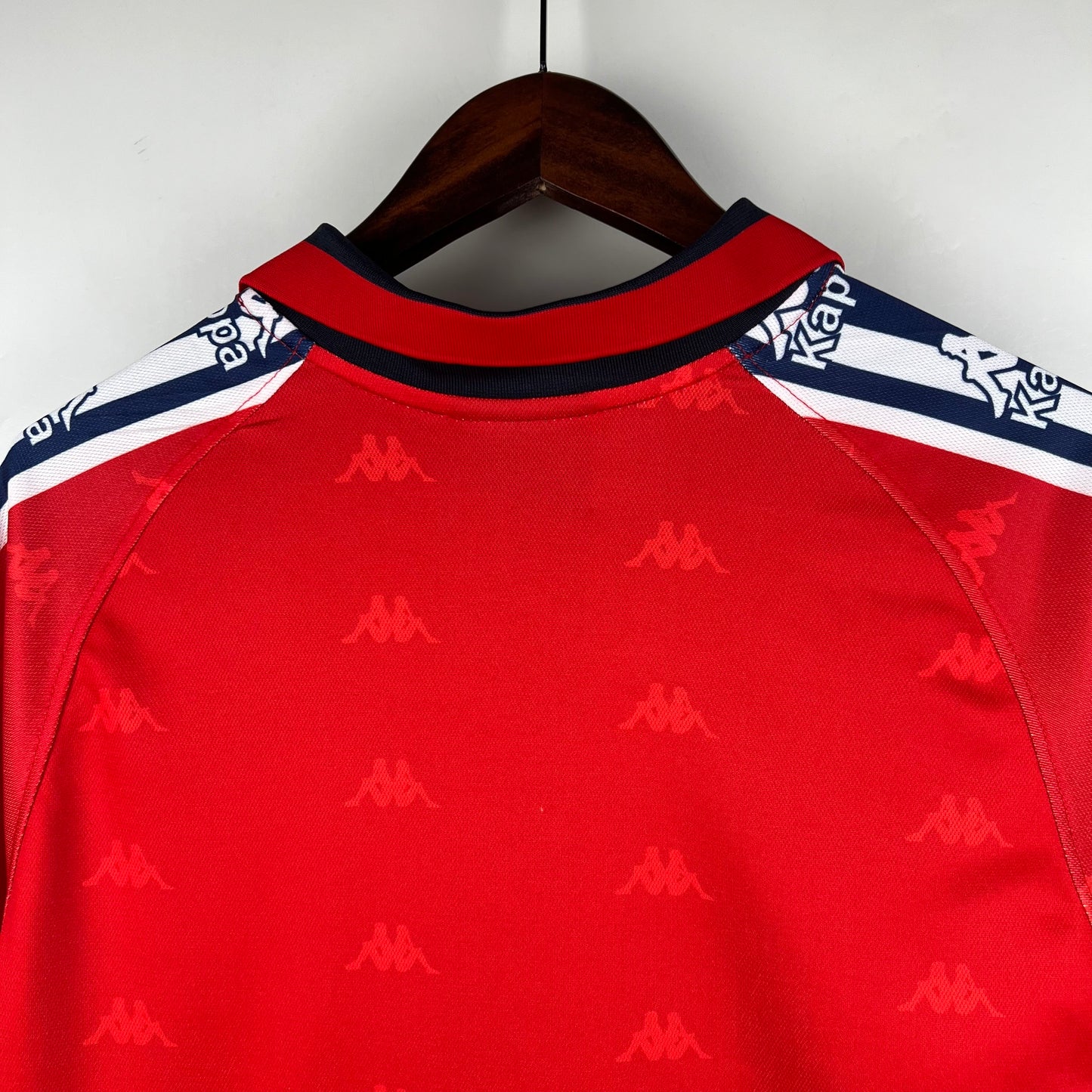 CA Osasuna “CAN” 1995–97 — Camiseta home Kappa roja (cinta Omini)