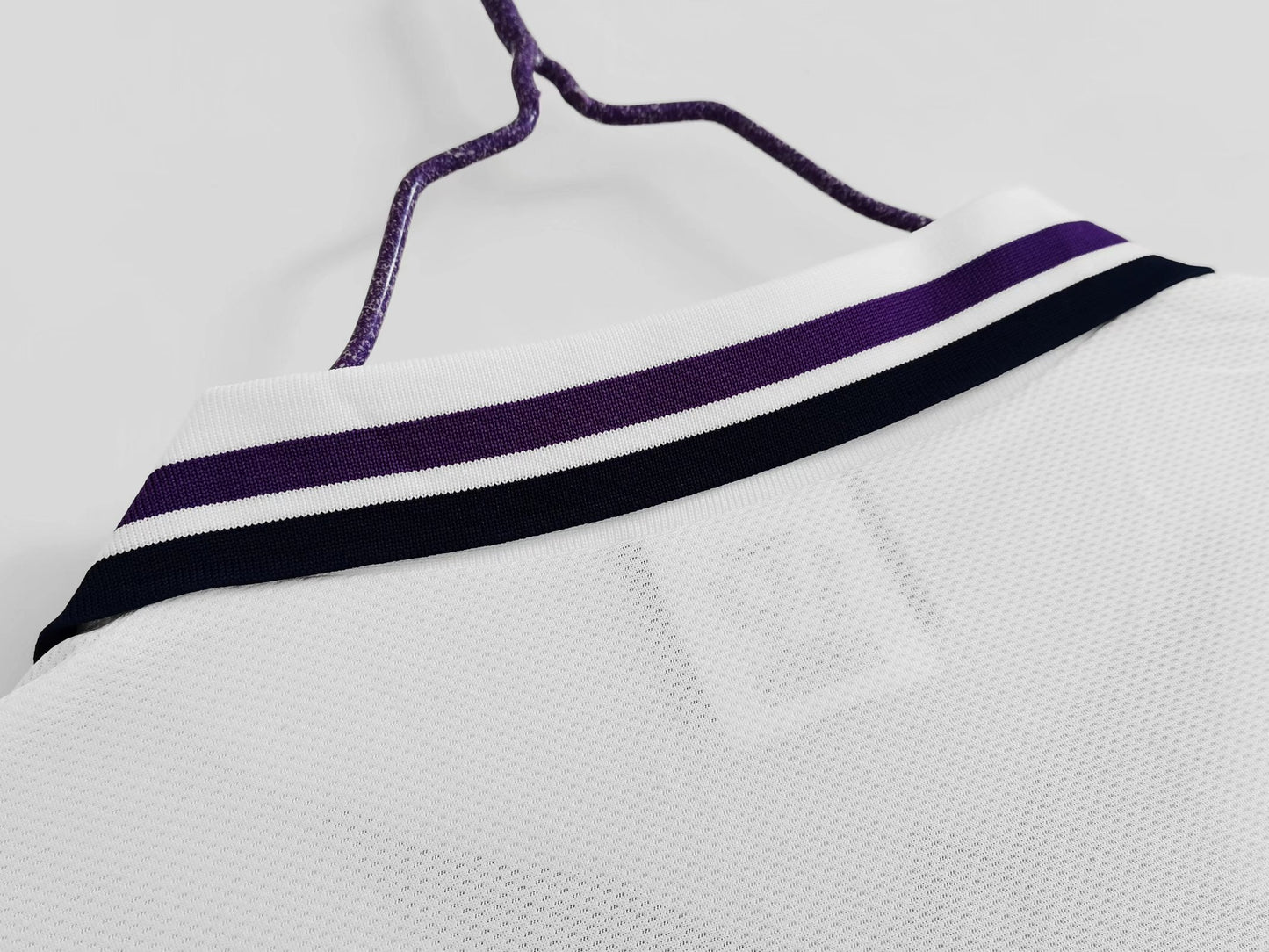 Escocia Umbro — Away blanca 1994-96 | relámpago morado “Saltire” y cuello polo