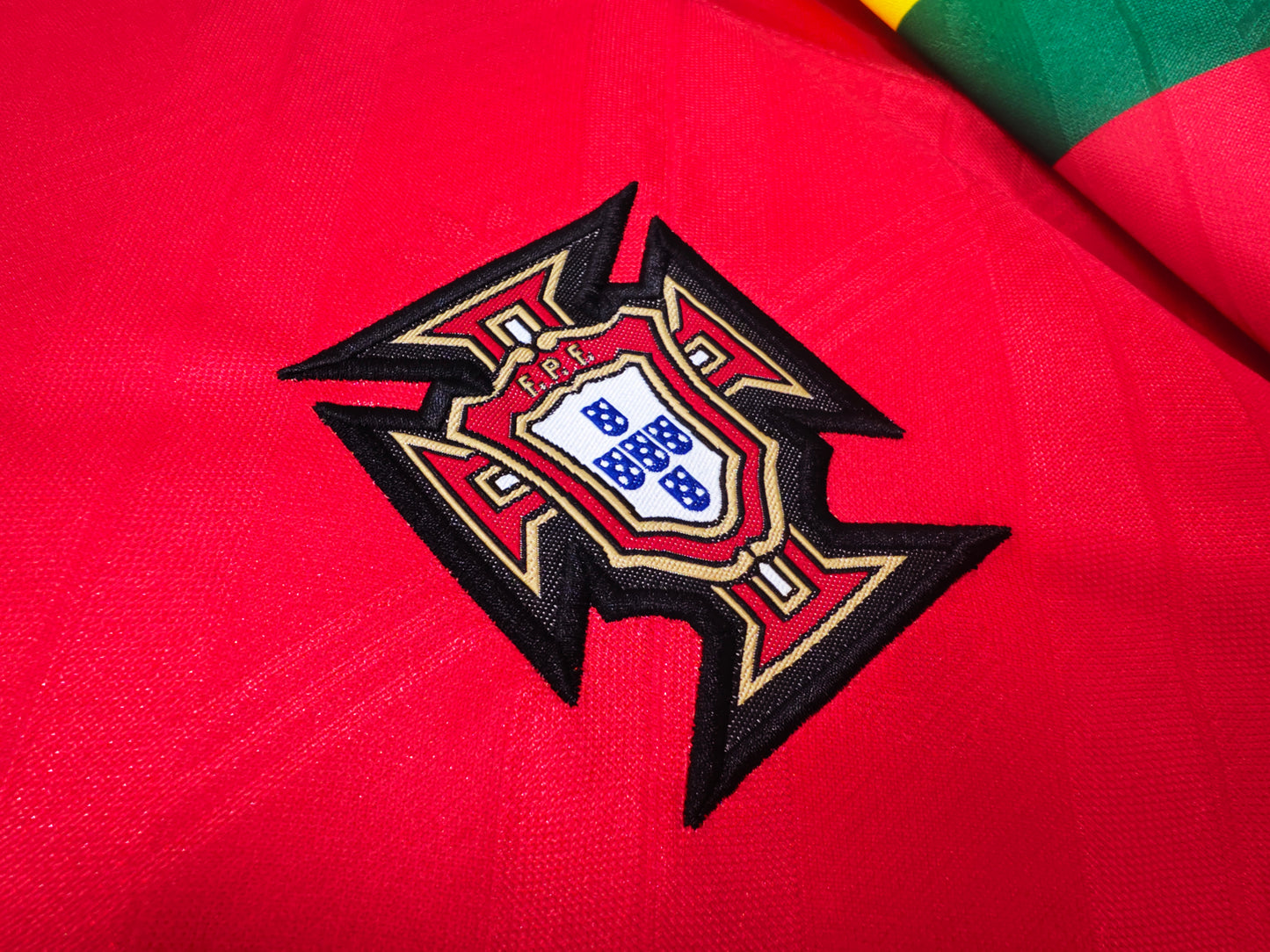 Camiseta Portugal Adidas Home 1992–94 – Roja con franjas tricolor en mangas (era Rui Costa/Figo)