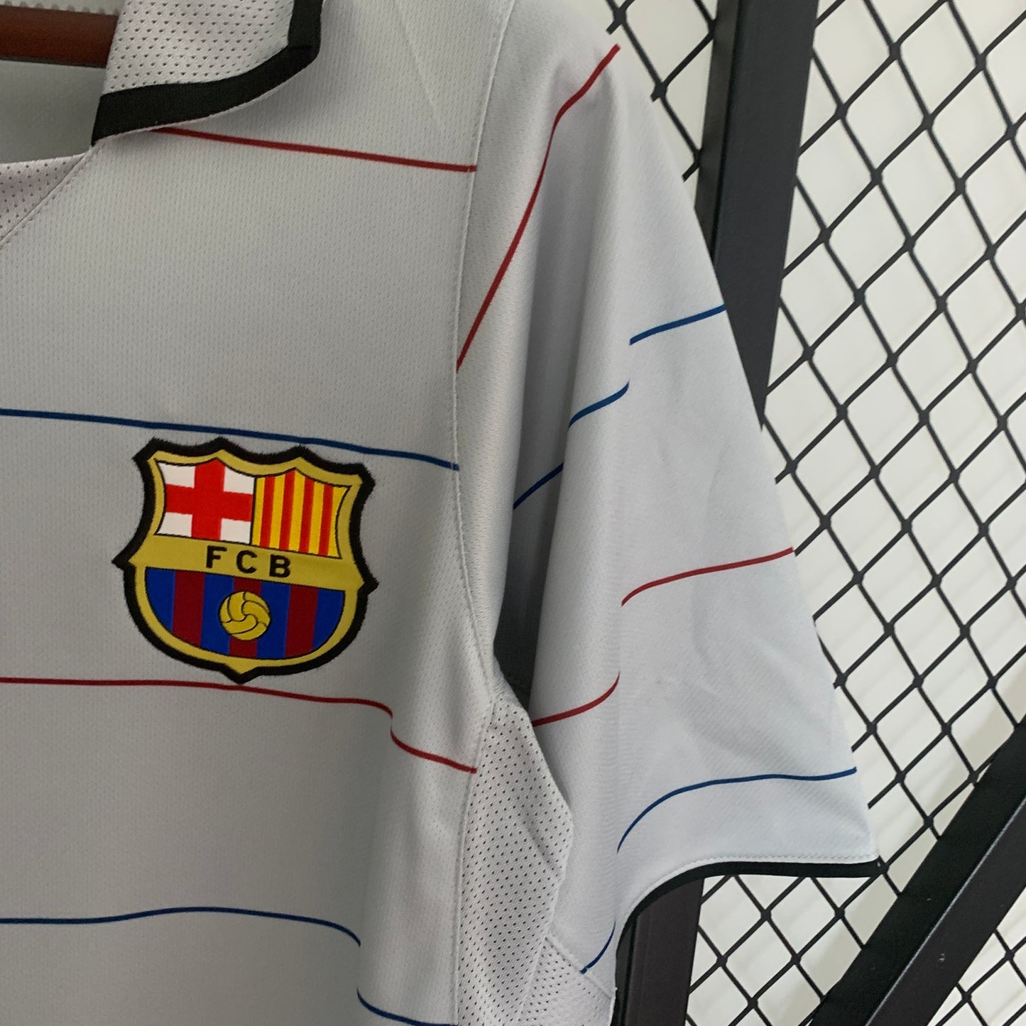 FC Barcelona 2003–04 — Camiseta away Nike gris con líneas blaugranas