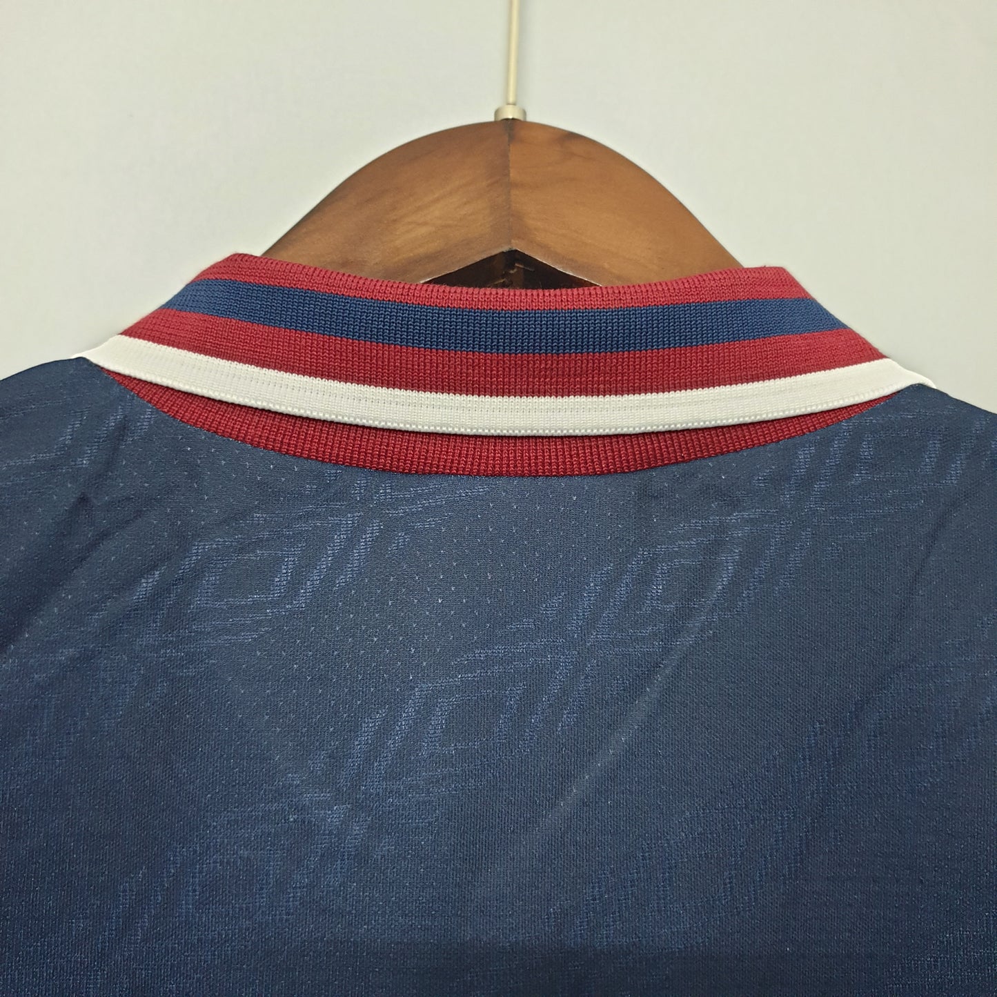 Ajax “ABN-AMRO” 1994–96 — Camiseta away Umbro azul marino (patrón rojo)