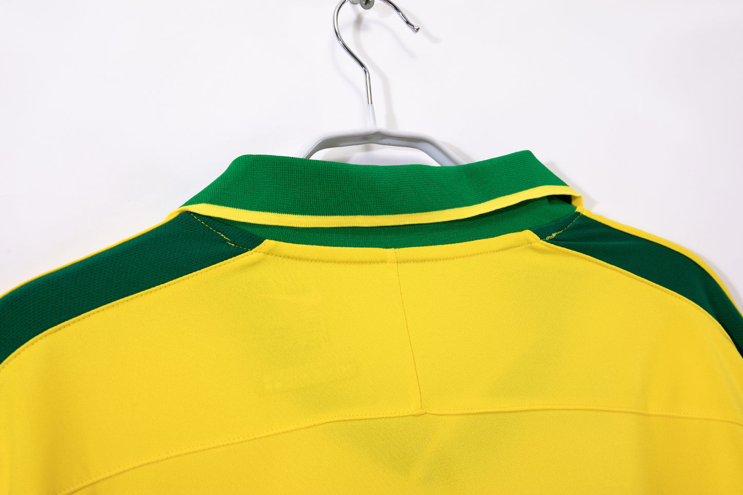 Camiseta Brasil Nike Local 2002–2004 – Amarilla con cuello polo verde (5 estrellas) – NikeFIT