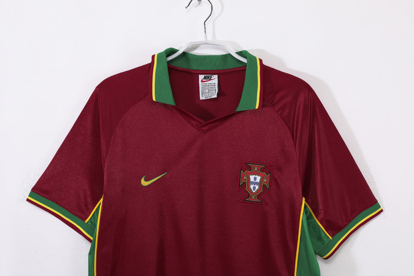 Camiseta Portugal Nike Local 2002–2004 (Mundial 2002) – Granate con cuello verde