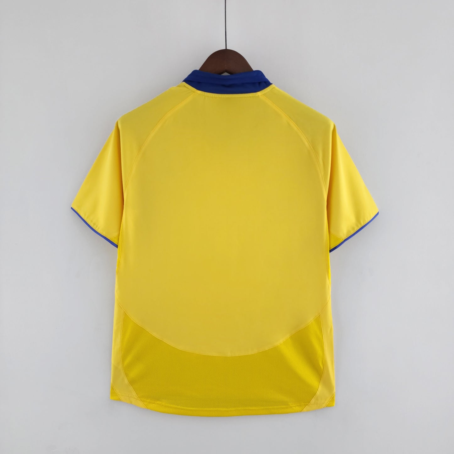 Arsenal “O2” 2004–05 — Camiseta away Nike amarilla (cuello azul)