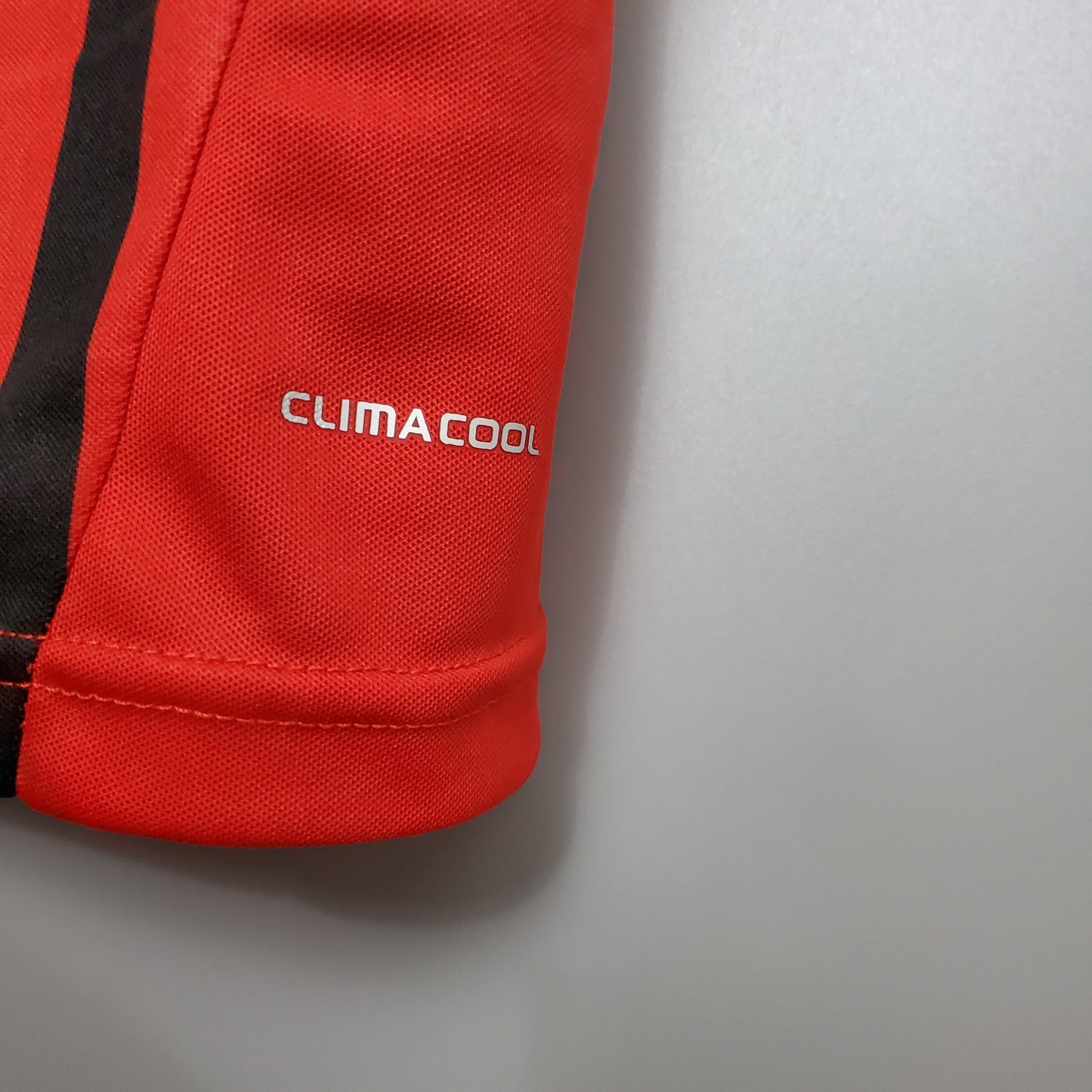 AC Milan “Fly Emirates” 2012–13 — Camiseta home Adidas rossonera (cuello blanco)