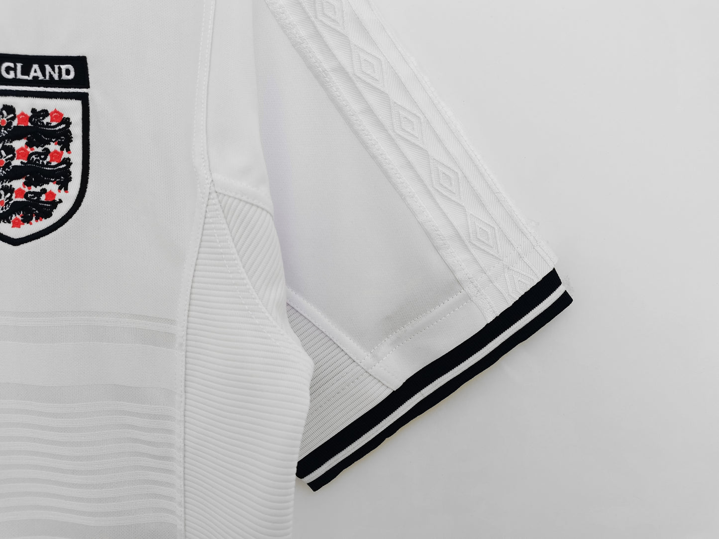 Inglaterra Umbro — Home blanca 2010-12 | “Tailored by Umbro”, minimalismo clásico