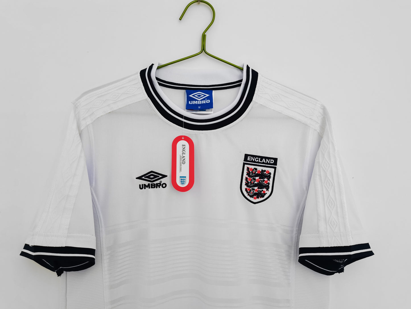 Inglaterra Umbro — Home blanca 2010-12 | “Tailored by Umbro”, minimalismo clásico