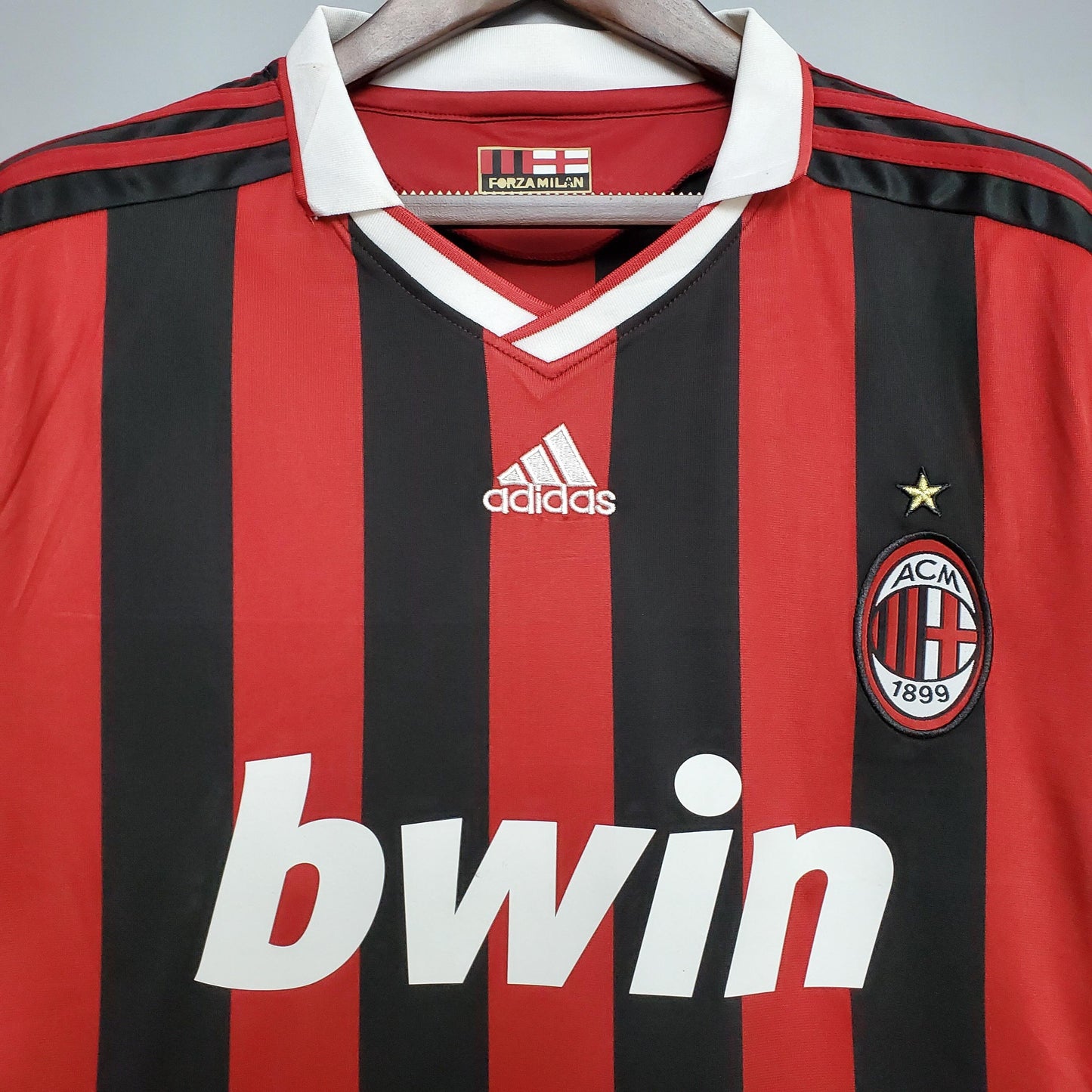 AC Milan “bwin” 2008–09 — Camiseta home Adidas rossonera (cuello blanco)