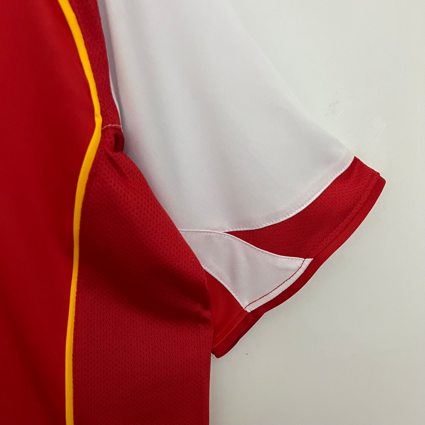 Arsenal “O2” 2004–05 — Camiseta home Nike roja (mangas blancas)