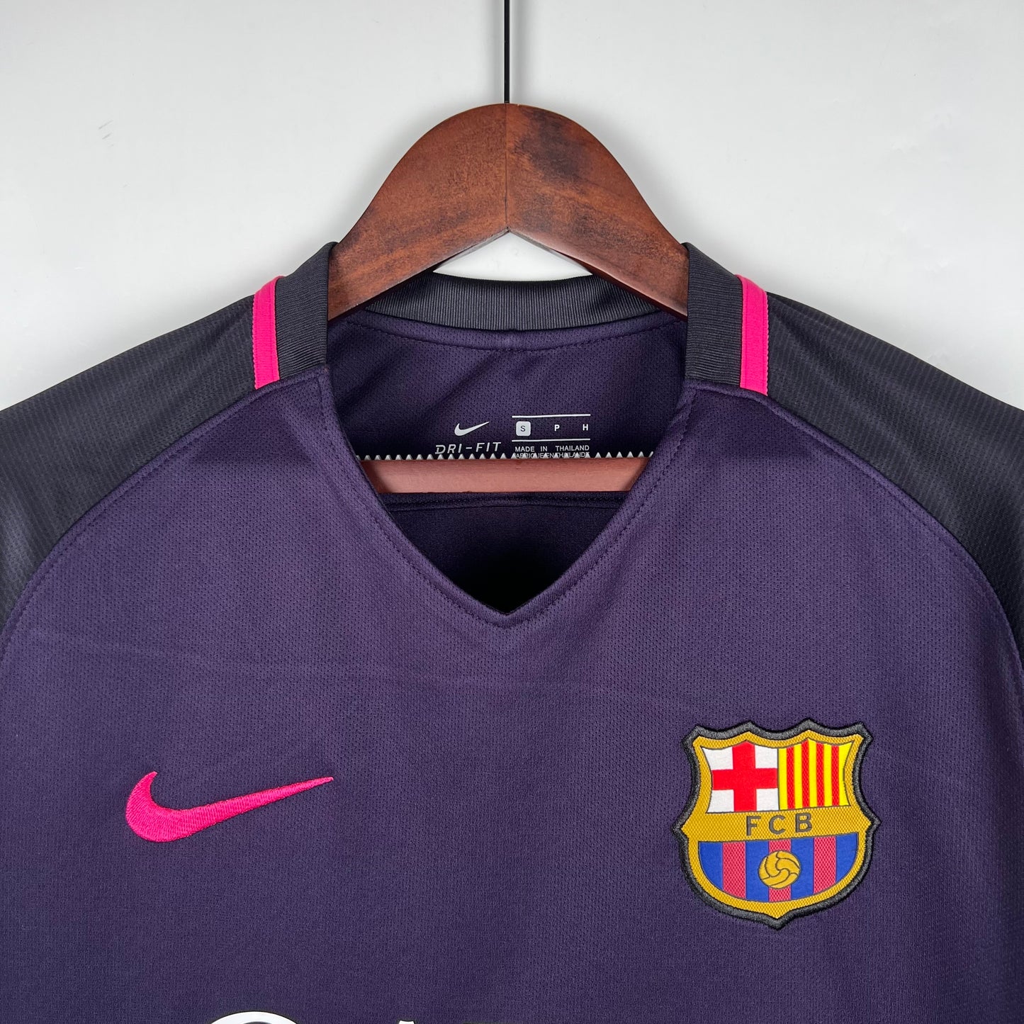 FC Barcelona “Qatar Airways” 2016–17 — Camiseta away Nike morada/negra (detalles fucsia)