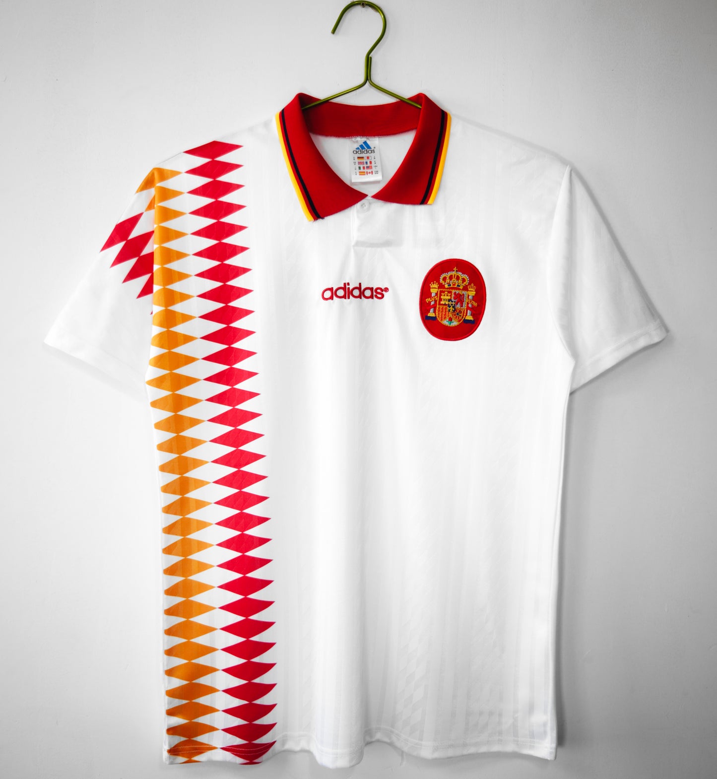 Camiseta España adidas Visitante 1992–1994 – Blanca con franja de triángulos roja/amarilla