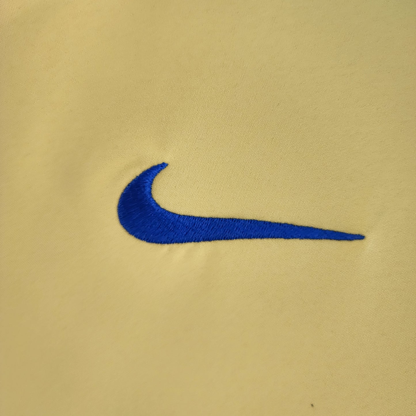 Arsenal “O2” 2004–05 — Camiseta away Nike amarilla (cuello azul)