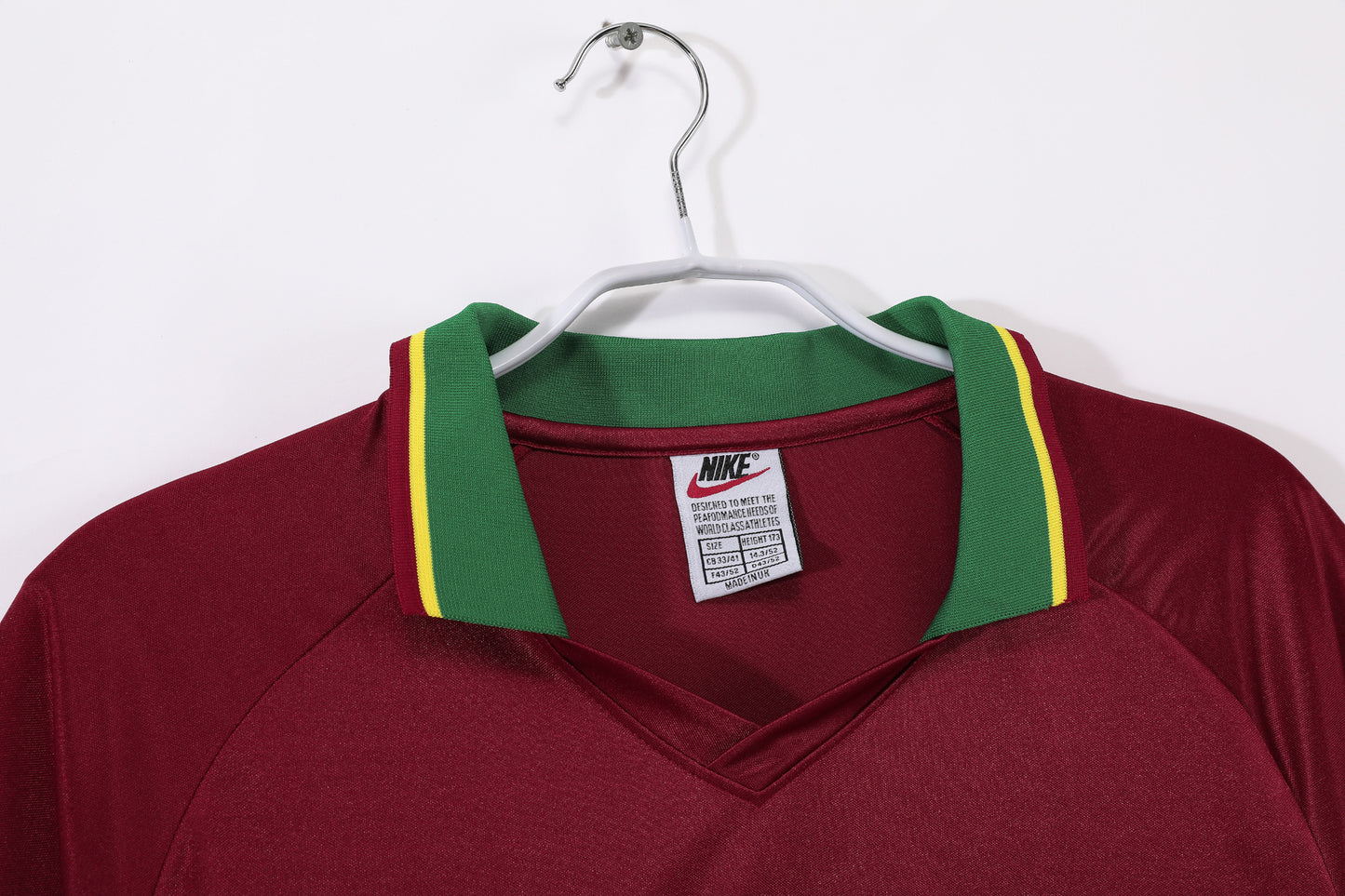 Camiseta Portugal Nike Local 2002–2004 (Mundial 2002) – Granate con cuello verde