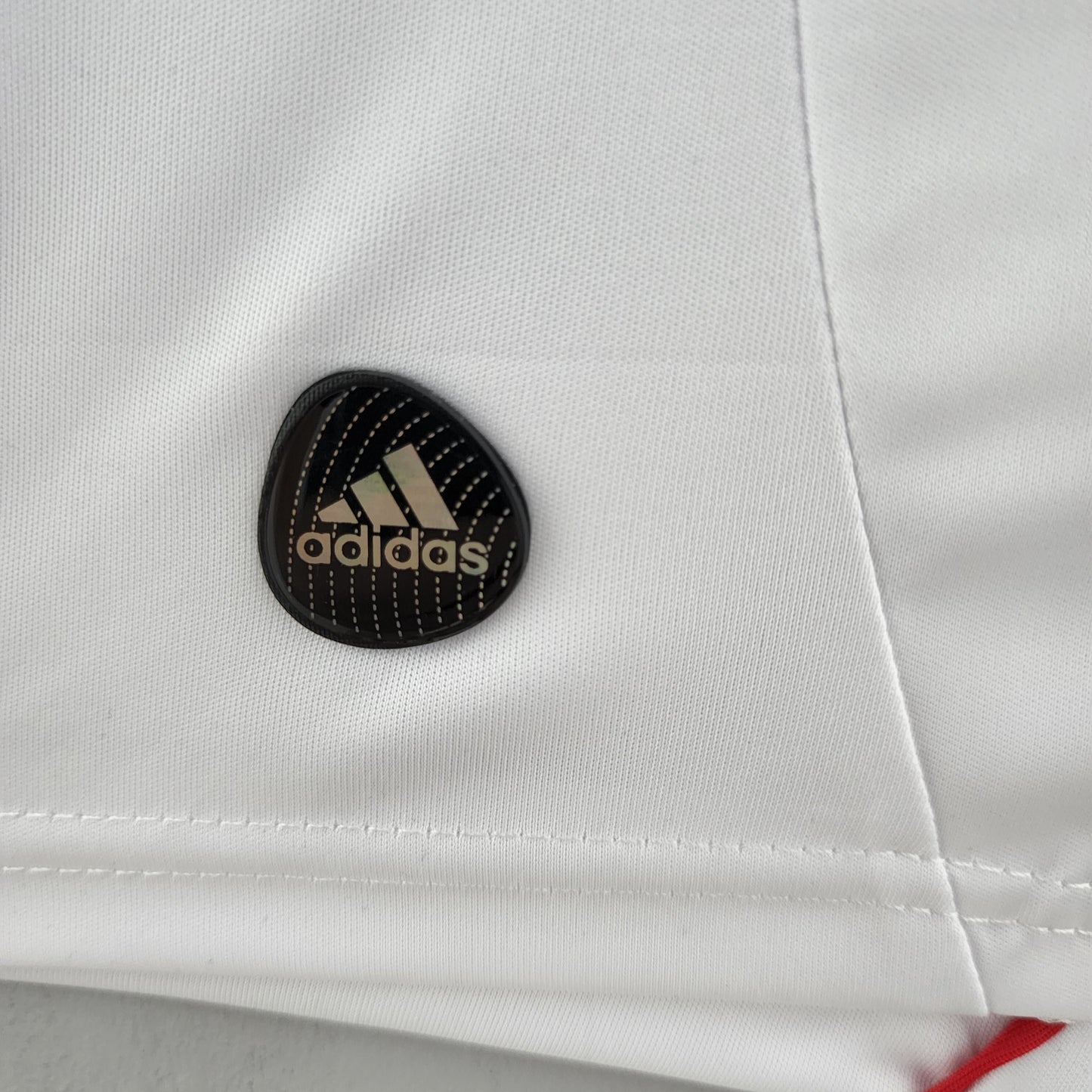 AC Milan 2013–14 Away “Fly Emirates” — Adidas blanca con franja vertical