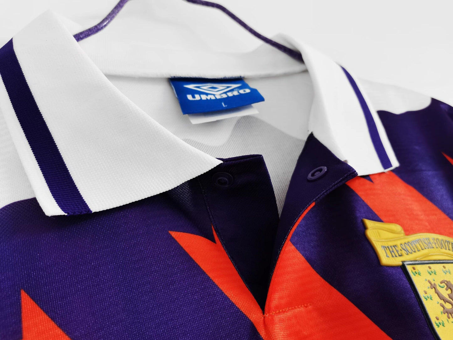 Camiseta Escocia Umbro Away 1991–1993 (Euro ’92 era) – Blanca con gráfico rojo/marino y cuello polo
