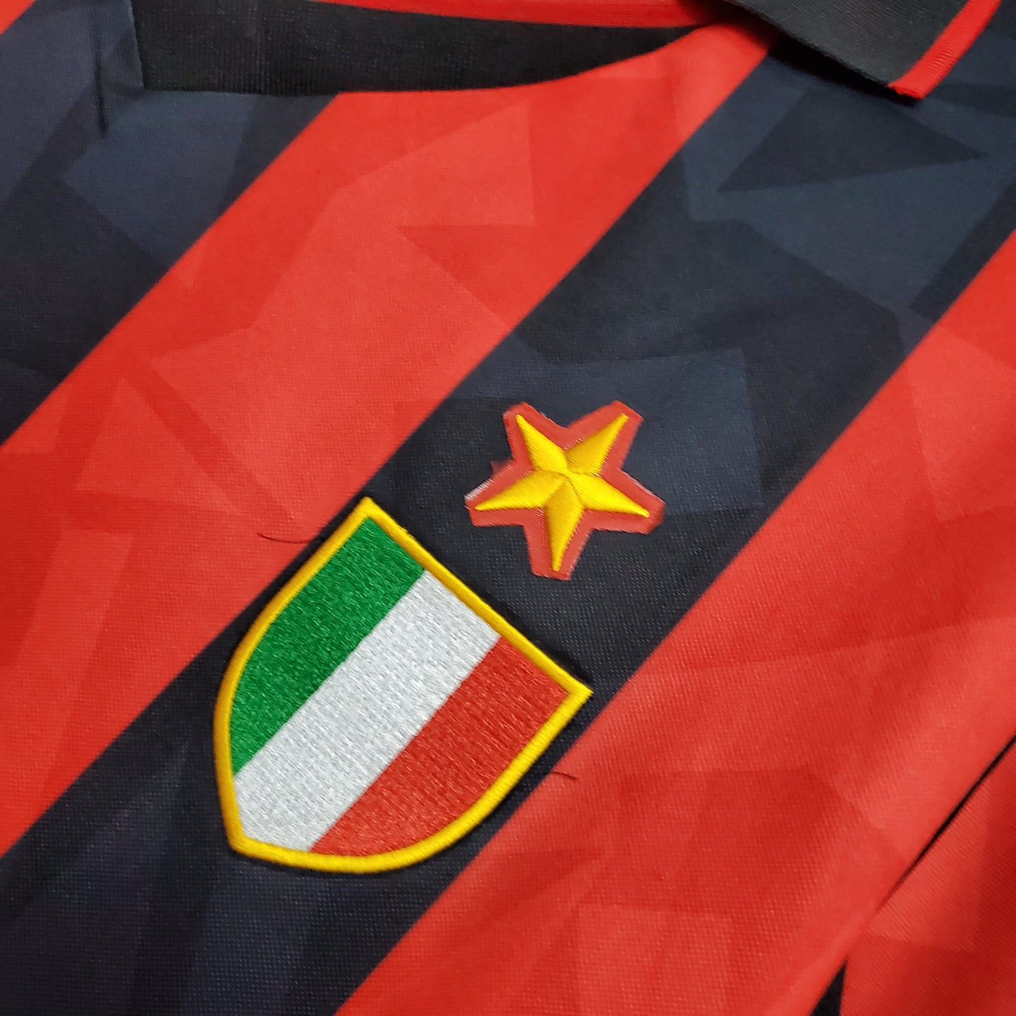AC Milan “Motta” 1993–94 — Camiseta home Lotto rossonera (parche Scudetto)