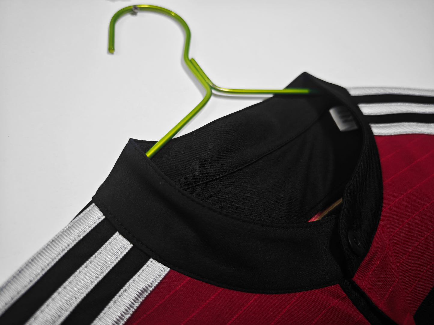 Camiseta Alemania adidas Away 2014/15 (Brasil 2014) – Negra con franjas rojas, cuello henley – Climacool