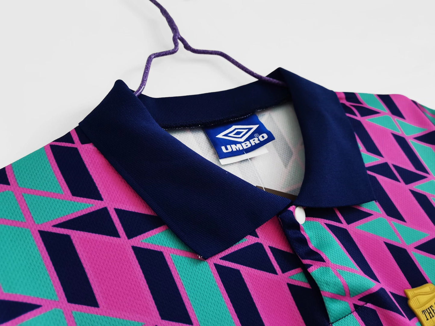 Escocia Umbro — Third 1991-93 | patrón geométrico morado/verde y cuello polo marino