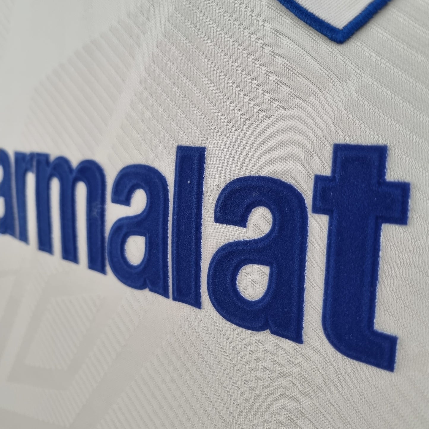 Parma A.C. “Parmalat” 1992–94 — Camiseta away Umbro blanca (cuello azul/amarillo)