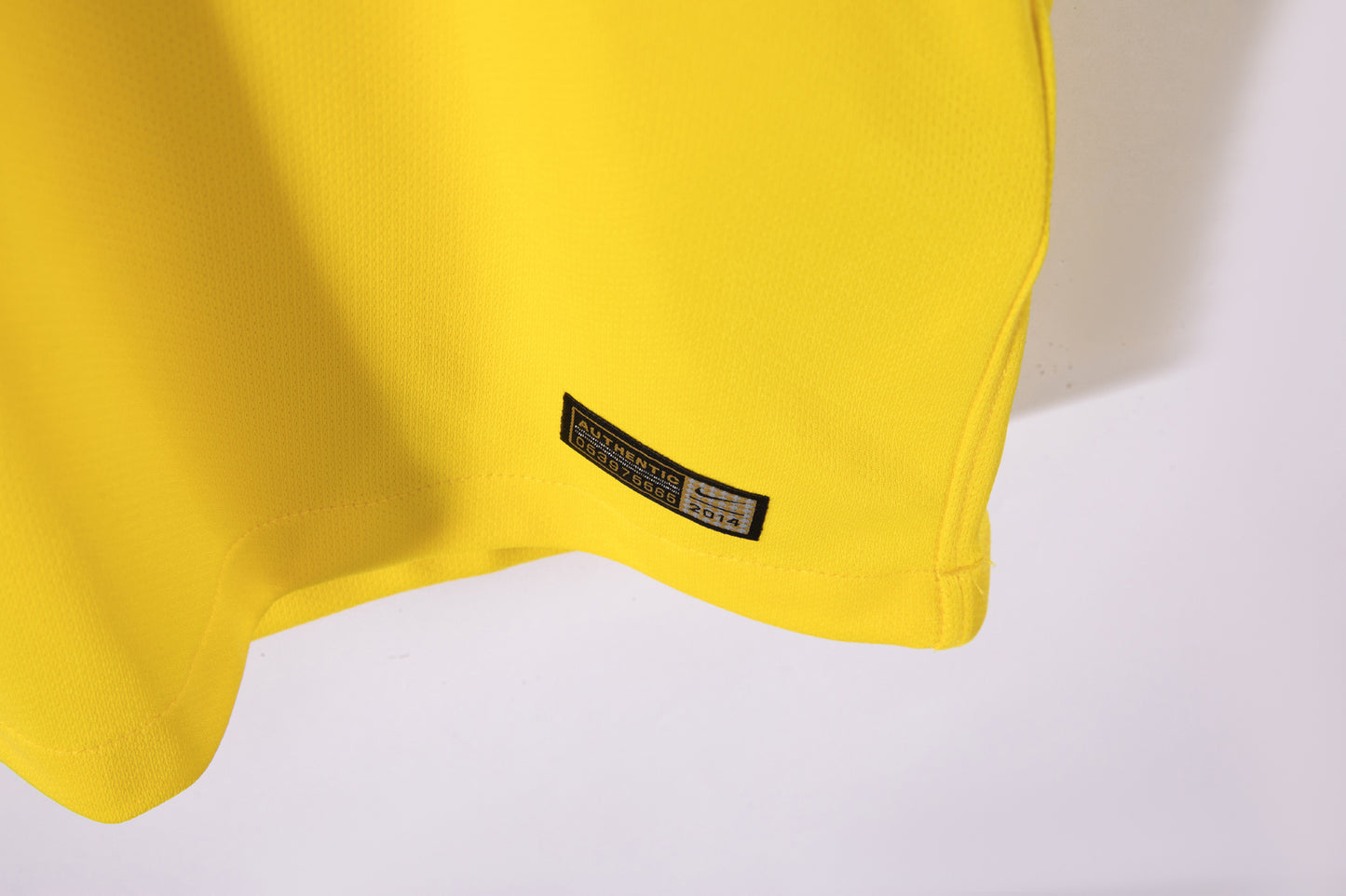Camiseta Brasil Nike Local 2012/13 – Amarilla con cuello “notch” verde (Dri-FIT)
