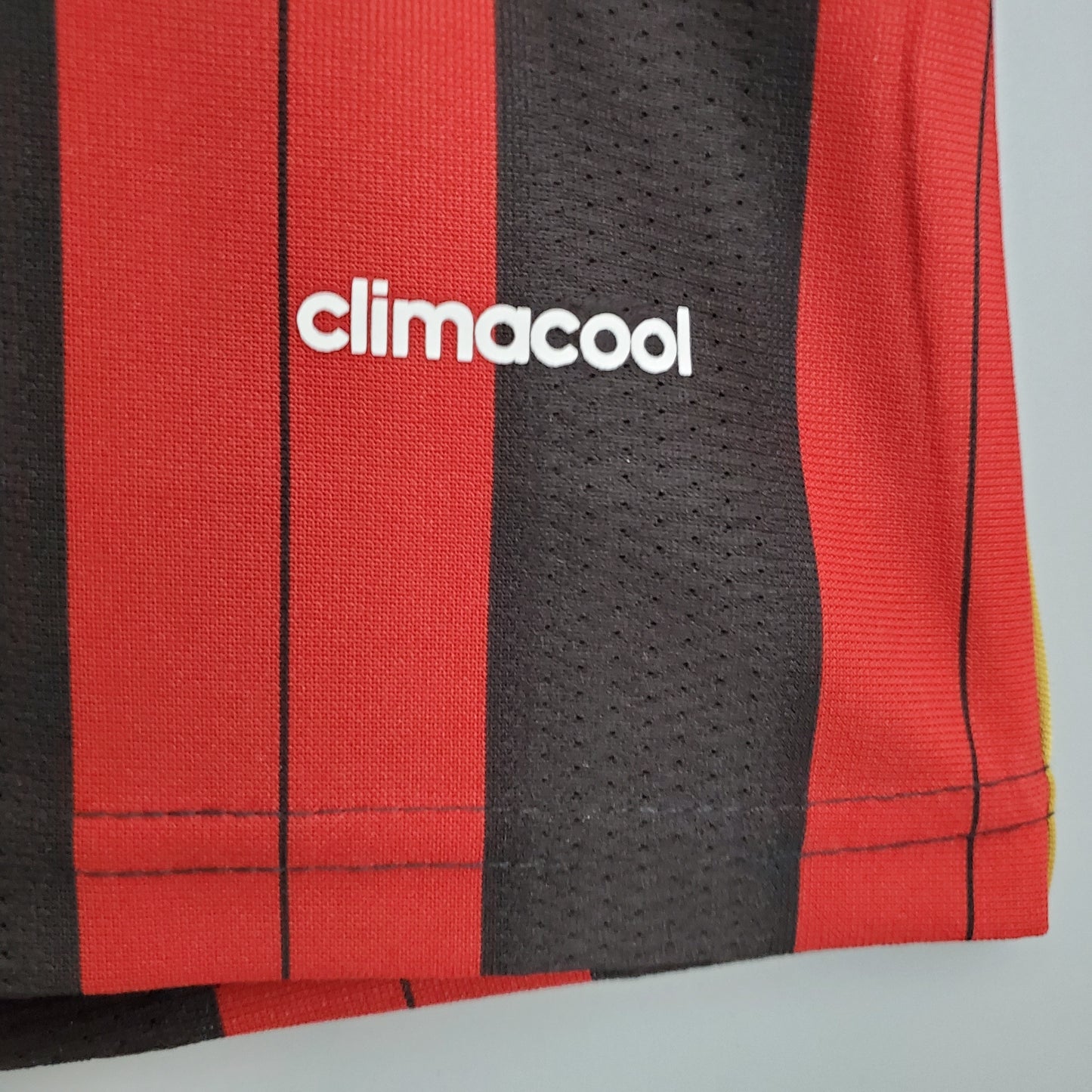 AC Milan “Fly Emirates” 2013–14 — Camiseta home Adidas rossonera (3 bandas doradas)